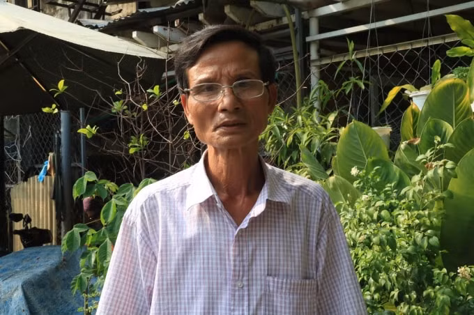 Ông Đào Duy Đát tỏ ra bức xúc khi gia đình ông mang danh nghĩa được trao tặng nhà tình nghĩa nhưng thời gian sống tại chung cư Trúc Giang họ vẫn phải trả tiền thuê nhà.