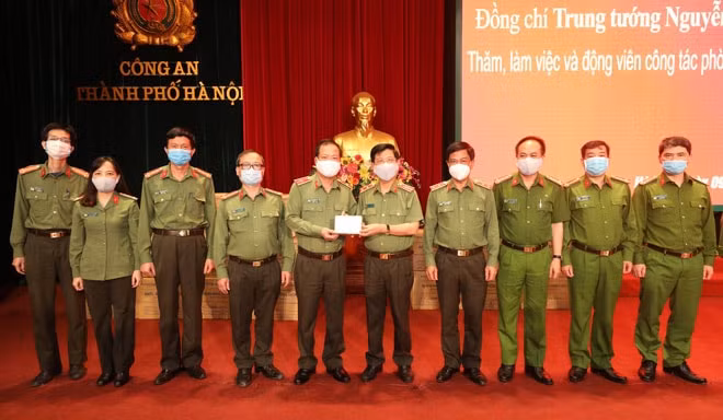 Trung tướng Nguyễn Văn Sơn tặng quà, động viên Công an TP. Hà Nội. Ảnh: BCA.