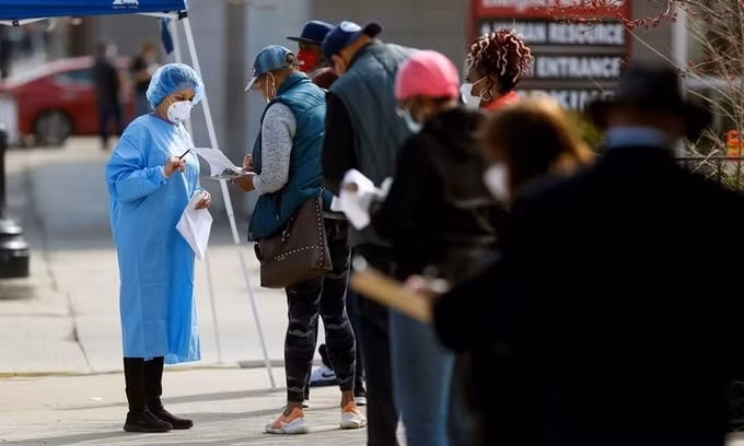 Người dân xếp hàng chờ xét nghiệm nCoV ở Chicago, Mỹ ngày 8/4. Ảnh: Reuters.