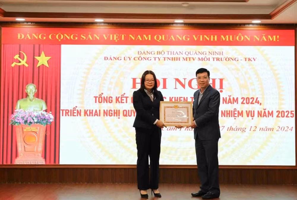 Đồng chí Lã Tuấn Quỳnh - UV BTV, Chủ nhiệm UBKT Đảng ủy Than Quảng Ninh trao Bằng Khen của Đảng ủy Than Quảng Ninh cho chị Thu Hà. 3.ĐC Lã Tuấn Quỳnh - UV BTV, Chủ nhiệm UBKT Đảng ủy TQN trao Bằng Khen của Đảng ủy TQN