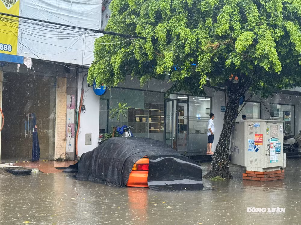 Dù được che chắn rất kỹ nhưng do lượng mưa lớn, nước dâng nhanh khiến chiếc xe ô tô bị ngập trong nước.