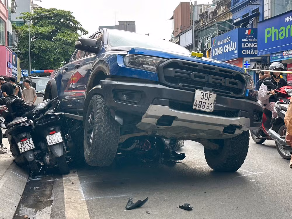 Có ít nhất 3 xe máy bị cuốn vào gầm ô tô.