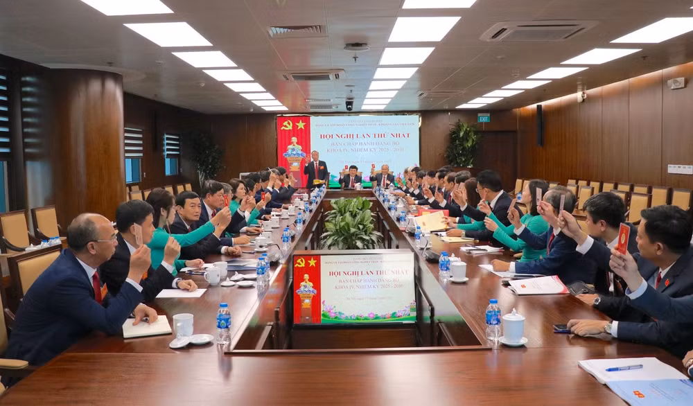 Ban Chấp hành khóa IV tiến hành họp phiên thứ nhất
