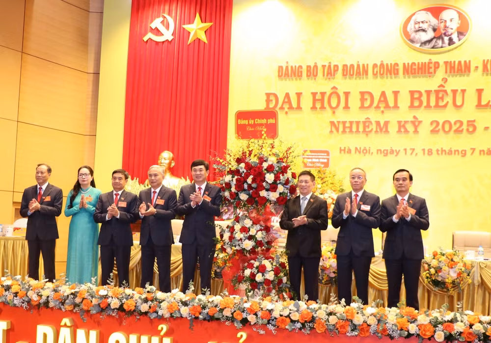 Phó Thủ tướng Chính phủ Hồ Đức Phớc tặng hoa chúc mừng Đại hội