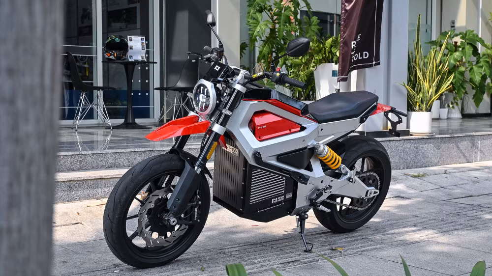 Lộ diện xe máy điện Việt Nam đầu tiên ngang ngửa Kia: Sạc một lần đi 240 km, công nghệ bảo vệ pin 5 lớp