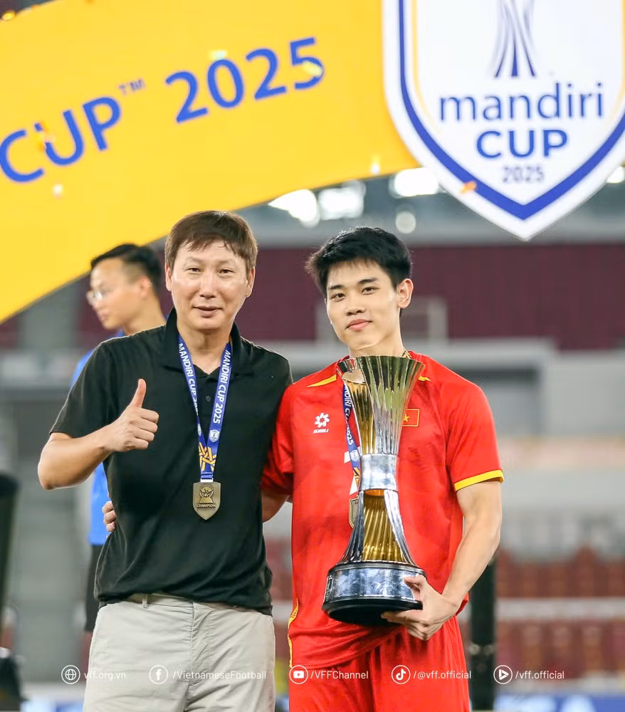 Đình Bắc đoạt danh hiệu "Cầu thủ xuất sắc nhất" tại giải U23 Đông Nam Á 2025. Ảnh: VFF