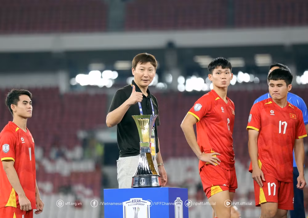 Huấn luyện viên Kim Sang Sik và các cầu thủ U23 Việt Nam đã xuất sắc bảo vệ thành công chức vô địch U23 Đông Nam Á. Ảnh: VFF