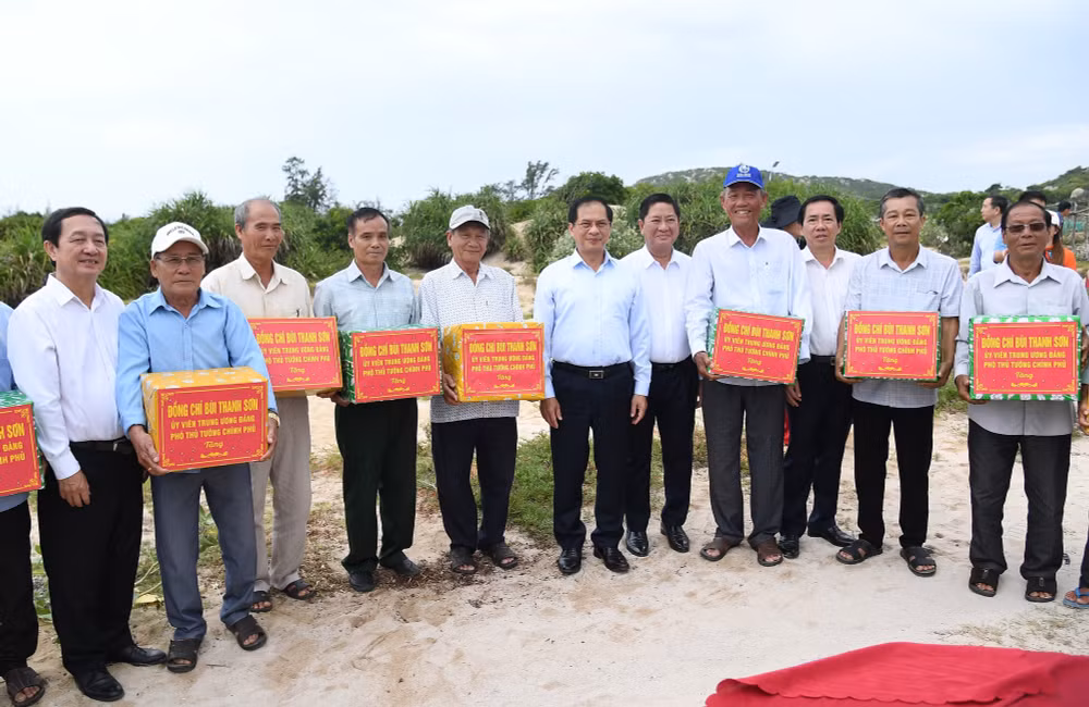 tang-qua-cho-nguoi-dan-vung-quy-hoach-nha-may-dien-hat-nhan-17533505207192099337307.jpg