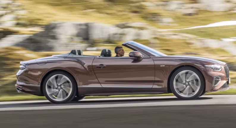 Hình ảnh người đàn ông lái chiếc xe Bentley mui trần màu nâu. Ảnh: Bentley