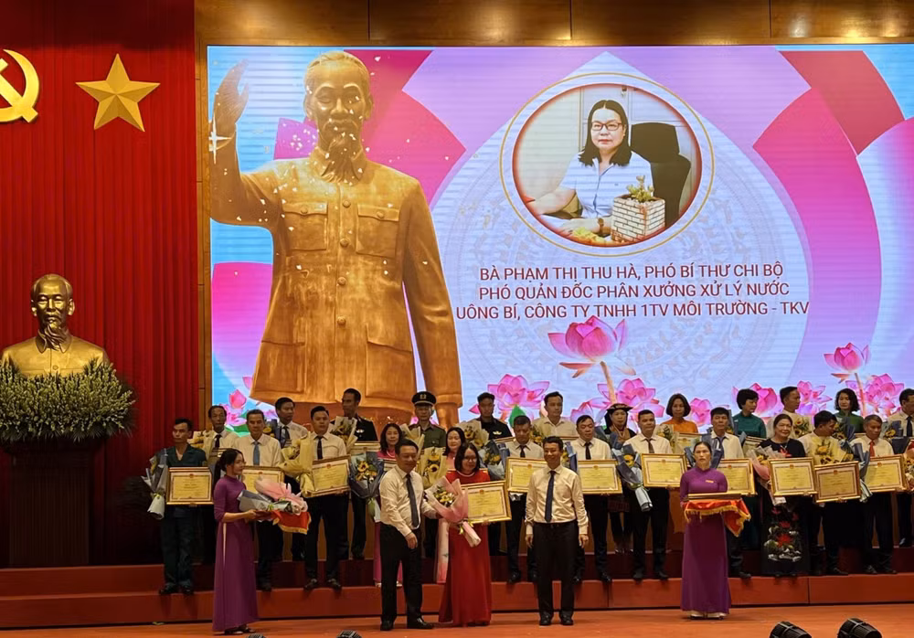 Chị Phạm Thị Thu Hà dự Hội nghị tuyên dương của UBND tỉnh Quảng Ninh và nhận Bằng khen của Chủ tịch UBND tỉnh vì đã có thành tích xuất sắc trong phong trào thi đua Học và làm theo Bác năm 2024. 2.Chị Hà dự Hội nghị tuyên dương của UBND tỉnh Quảng Ninh và nhận Bằng khen của Chủ tịch UBND tỉnh vì đã có thành tích xuất sắc trong phong trào thi đua Học và làm theo Bác năm 2024