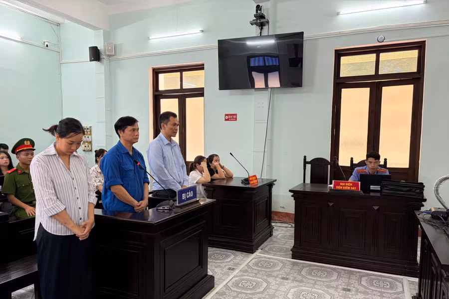 Huế: Ba cựu cán bộ phường lĩnh án vì 'bảo kê' kinh doanh vỉa hè 
