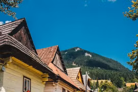 Ảnh minh họa một ngôi làng ở Slovakia. Ảnh: Unplash