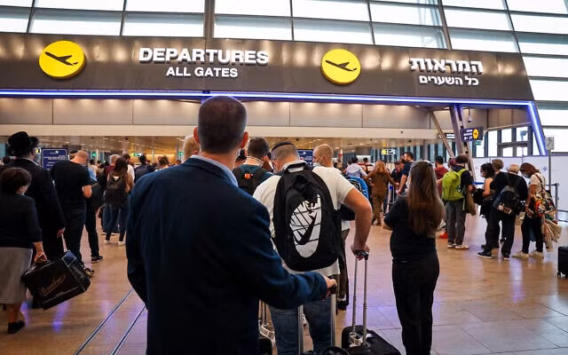 israel dong cua bien gioi duc phat hien 2 ca nhiem omicron dau tien hinh 1