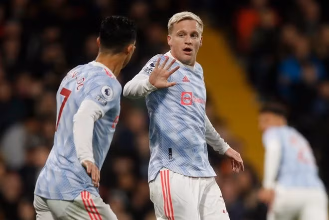 van de beek thi dau an tuong trong ngay solskjaer bi sa thai hinh 1