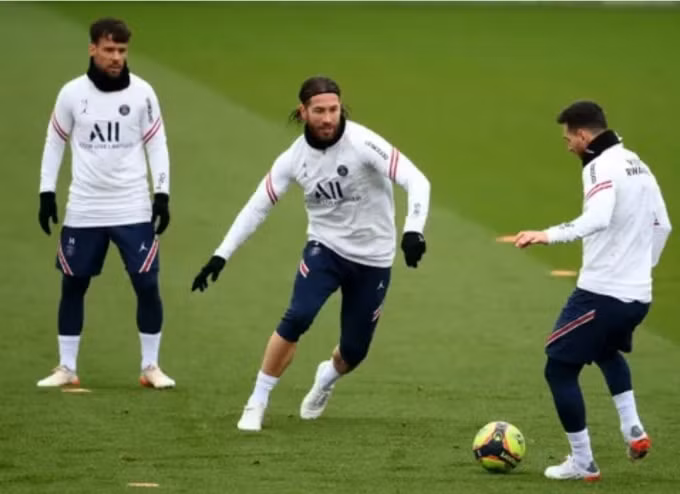 ramos lan dau ra san doi dau messi tren san tap psg hinh 1