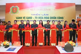 Hơn 200 bức ảnh, hiện vật được trưng bày tại Triển lãm "Cảnh vệ Công an nhân dân - 70 mùa hoa chiến công"
