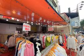 Tiểu thương "kinh đô thời trang" một thời của Hà Nội xả hàng trước khi bị giải phóng mặt bằng