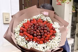 Thị trường ngày Valentine 2023: Hoa dâu tây, hộp quà trái cây nhập khẩu giá tiền triệu vẫn hút khách