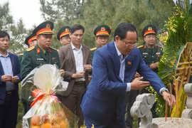 Phó Chủ tịch Quốc hội Trần Quang Phương dâng hương tưởng niệm Đại tướng Võ Nguyên Giáp