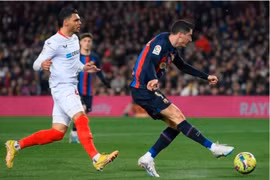 Đánh bại Sevilla 3-0, Barca bỏ xa Real Madrid 8 điểm trên bảng xếp hạng La Liga