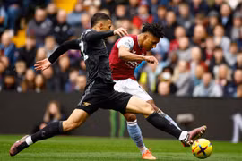 Ngược dòng kịch tính trước Aston Villa, Arsenal đòi lại ngôi đầu của Man City