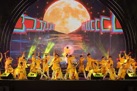 Khai trương du lịch biển “Hà Tĩnh – Trang thơ hòa cánh sóng”