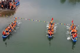 Hàng nghìn người tham dự Lễ hội đua thuyền Pa So ở Phong Thổ