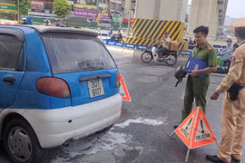 Hà Nội: Ô tô bốc cháy sau khi kích điện bằng bình ắc quy