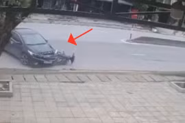 Phóng xe máy chạy ngược chiều, tài xế nằm gục, 1 người văng xa