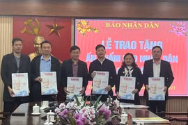 Trao tặng gần 3.000 ấn phẩm Nhân Dân Xuân Quý Mão cho bộ đội biên phòng