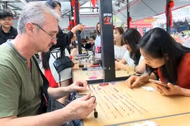 Phiên chợ xuân ‘độc lạ’, chỉ bán duy nhất mặt hàng đá quý