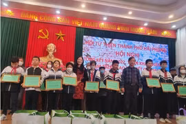Tặng 150 triệu đồng cho các gia đình gặp khó khăn tại Hải Phòng vui Tết