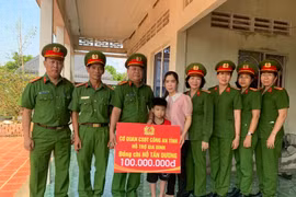 Hỗ trợ 100 triệu đồng cho con của Thiếu tá công an hy sinh khi làm nhiệm vụ