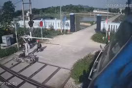 Khen thưởng nữ gác chắn đường sắt dũng cảm cứu người ở Nghệ An