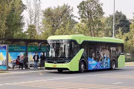 Hà Nội: Thêm nhiều điểm đón trả khách trên lộ trình buýt điện E02
