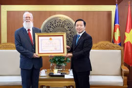 Phó Thủ tướng Trần Hồng Hà trao tặng Huy chương Hữu nghị cho TS. Michael Parsons