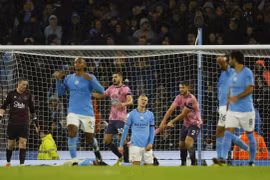 Haaland tỏa sáng, Man City vẫn bị cầm chân vì siêu phẩm của Gray