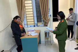 Bắt cán bộ địa chính vòi tiền người dân làm sổ đỏ