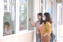 Hà Nội: Phụ huynh áp lực khi tăng học phí năm học mới