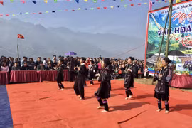 Hàng ngàn người vui hội xuân bản Mông tại Sa Pa