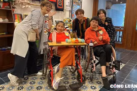 Vượt bỏ mặc cảm, hai cô gái khuyết tật lập doanh nghiệp giúp đỡ người bị bệnh bại não