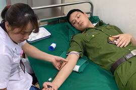 Lào Cai: Hai cán bộ công an kịp thời hiến máu cứu dân nằm viện