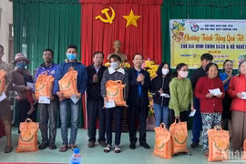 Chi hội Nhà báo thường trú tại Phú Yên tặng quà Tết cho đồng bào nghèo miền núi