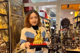 Linh vật mèo dát vàng thu hút người dân trong dịp cận Tết Quý Mão