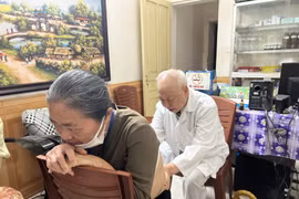 Người bác sĩ già hơn 30 năm chữa bệnh miễn phí cho người nghèo