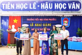 Báo Khánh Hòa trao tặng máy tính, tủ sách, học bổng cho học sinh nhân ngày khai trường