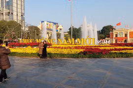 Bữa tất niên ngoài đường của những người làm đẹp thành phố Hoa Phượng Đỏ