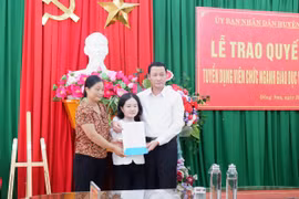 Thanh Hóa: Trao quyết định tuyển dụng đặc cách cho cô giáo khuyết tật Lê Thị Thắm