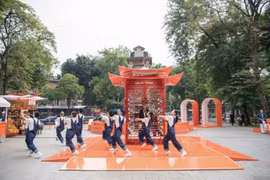 Lần đầu có mặt tại Hà Nội, Kiosk trứ danh Le Monde d’Hermès khiến người ta phải đồng tình: Cool quá!