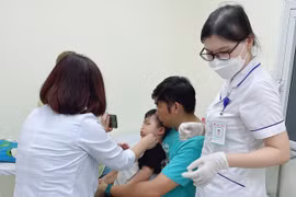 Cháu bé 3 tuổi phải khâu 30 mũi vì bị chó thả rông cắn
